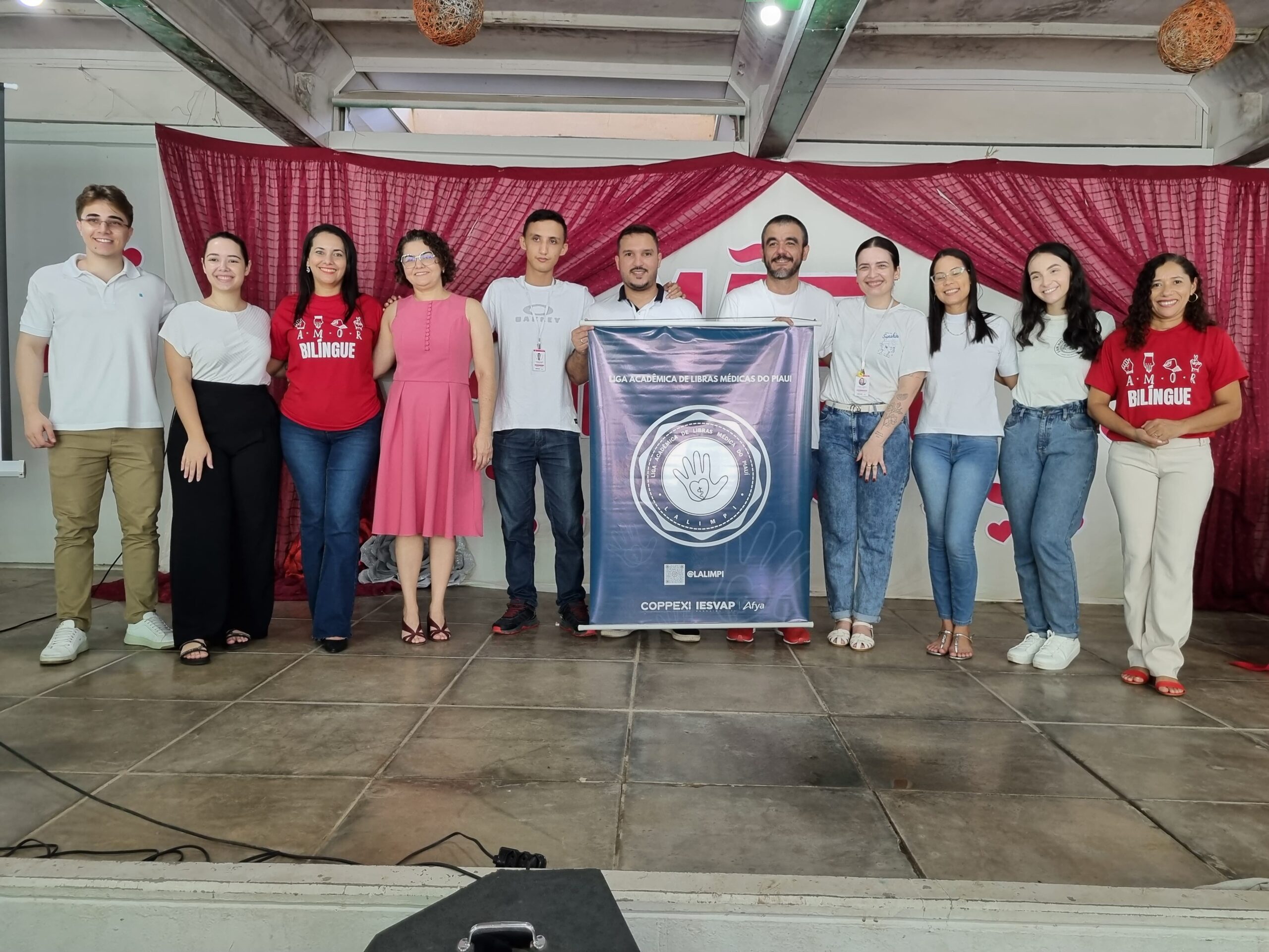 Escola Bilíngue e Dra. Edilene Teixeira presenteia mães com palestra em libras